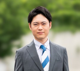 写真：スーツを着た男性職員