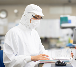 写真：検査をしている男性職員