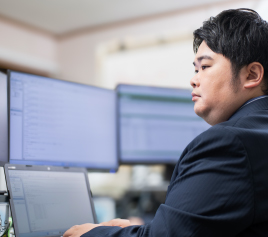 写真：パソコンの前で作業している男性職員