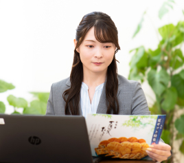 写真：パソコンの前で作業している女性職員