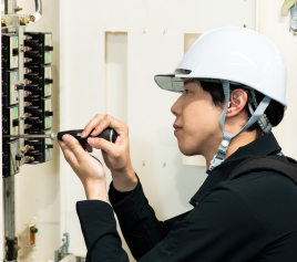 写真：作業している男性職員