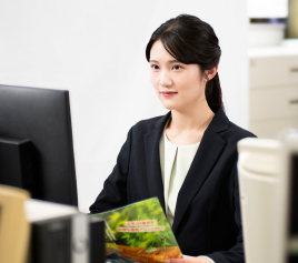 写真：パソコンの前で作業している女性職員