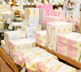写真：店頭に並べられた包装されたもち吉のお菓子