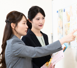 写真：話をしている2人の女性職員