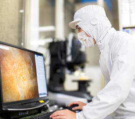 写真：パソコンの前で作業している男性職員