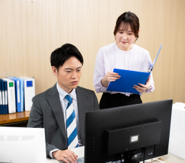 写真：パソコンの前で作業している2人の職員