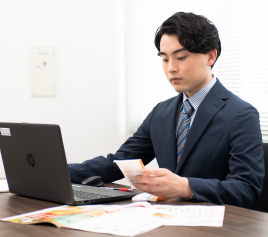 写真：パソコンの前で作業している男性職員