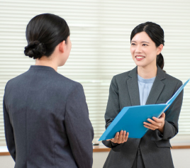 写真：話をしている2人の女性職員