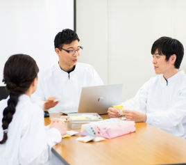 写真：打ち合わせをしている3人の職員